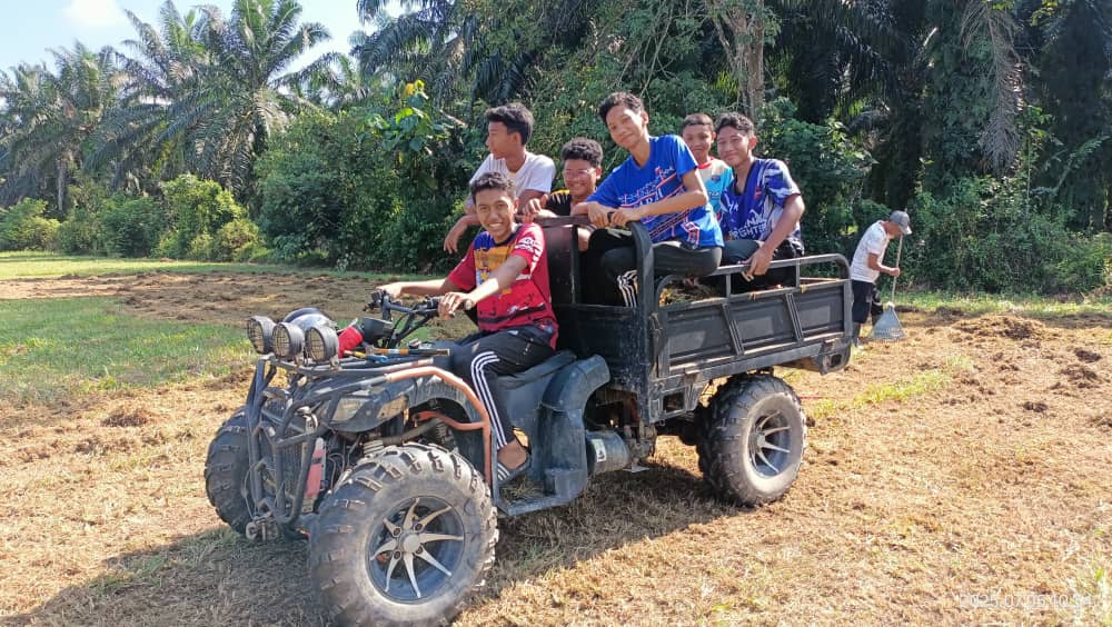 Program Gotong Royong Membersih Kawasan Padang Bola Melepang